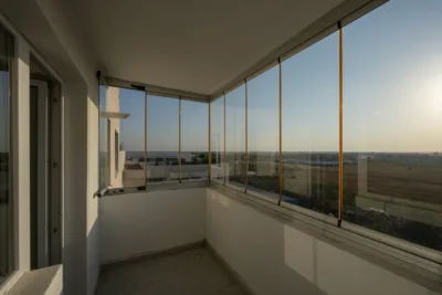 Balcon inchis cu sticla glisanta la apartament de tip penthouse in Militari